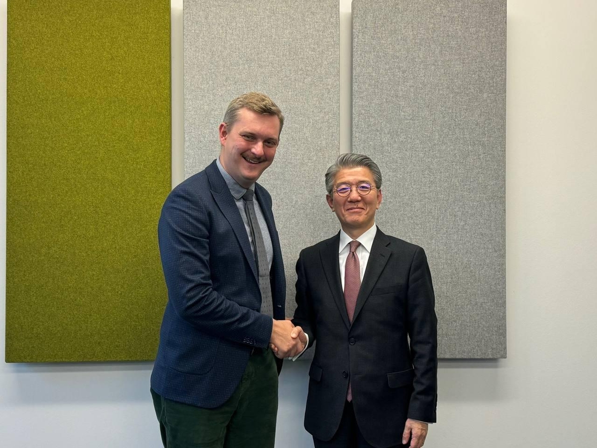 El primer viceministro de Asuntos Exteriores, Kim Hong-kyun (derecha), posa con Wolfgang Silbermann, jefe del departamento de política exterior de la Oficina del Presidente Federal, antes de su reunión en Berlín el 2 de diciembre de 2024, en esta fotografía proporcionada por el Ministerio de Asuntos Exteriores de Corea del Sur. (FOTO NO EN VENTA) (Yonhap)