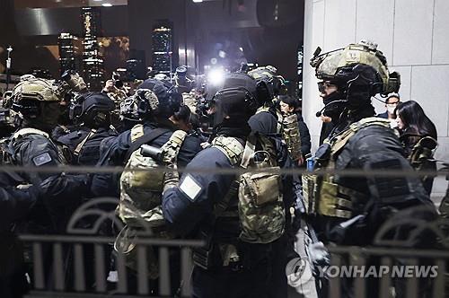 Soldiers prepare to enter the main hall of the National Assembly in Seoul in the wee hours of Dec. 4, 2024, hours after President Yoon Suk Yeol declared martial law the previous day, citing the need to root out pro-North Korea forces and uphold constitutional order. (Yonhap)