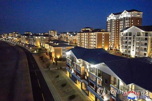 Esta fotografía de casas reconstruidas en una zona afectada por inundaciones en Corea del Norte fue proporcionada por la Agencia Central de Noticias de Corea el 22 de diciembre de 2024. (Para uso exclusivo en la República de Corea. Sin redistribución) (Yonhap)