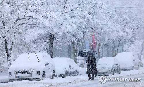 Esta fotografía de archivo sin fecha muestra fuertes nevadas en la provincia de Gangwon, en el noreste de Corea del Sur. (Yonhap) 