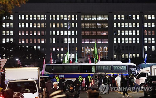 Esta fotografía de archivo, tomada el 4 de diciembre de 2024, muestra un autobús policial saliendo de la Asamblea Nacional en el oeste de Seúl horas después de la declaración de la ley marcial por parte del presidente Yoon Suk Yeol. (Yonhap)