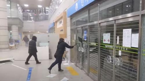 Los partidarios del presidente acusado Yoon Suk Yeol irrumpen en el Tribunal del Distrito Occidental de Seúl el 19 de enero de 2025, en esta foto capturada de un vídeo del canal de Youtube TV-ROCK. (FOTO NO EN VENTA) (Yonhap)