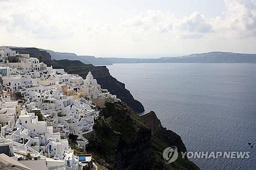 Esta foto de archivo de la EPA muestra la isla de Santorini. (Yonhap)