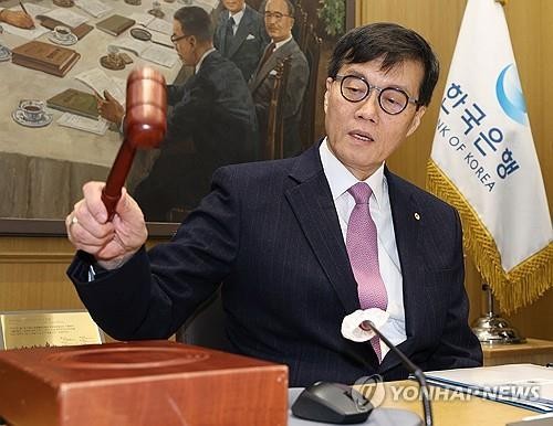 El gobernador del Banco de Corea, Rhee Chang-yong, golpea el mazo para abrir una reunión del Comité de Política Monetaria en el Banco Central de Seúl, en este archivo Foto tomada el 16 de enero de 2025. Sus dos recortes de tarifas sucesivas en medio de preocupaciones sobre la débil moneda local y las incertidumbres derivadas de la nueva administración del presidente de los Estados Unidos, Donald Trump. (Foto de la piscina) Yonhap)