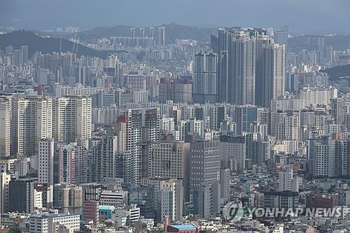 This file photo taken Oct. 23, 2024, shows apartment complexes in Seoul. (Yonhap)