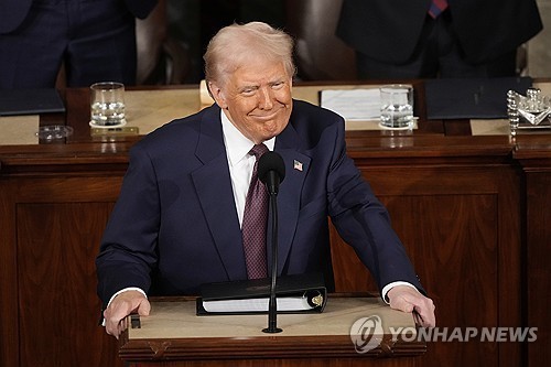 El presidente Donald Trump se dirige a una sesión conjunta del Congreso en el Capitolio en Washington, DC, el 4 de marzo de 2025, en esta foto de archivo publicada por Associated Press. (Yonhap)