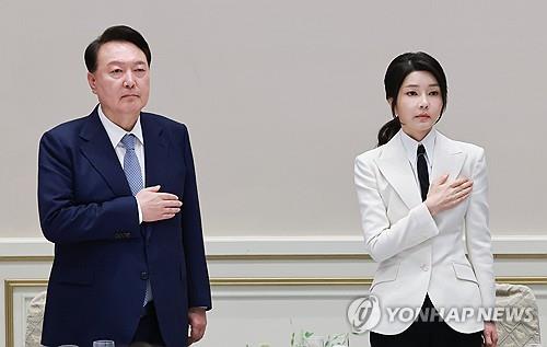 Una foto de archivo sin fecha del presidente Yoon Suk Yeol (L) y la Primera Dama Kim Keon Hee (Yonhap)