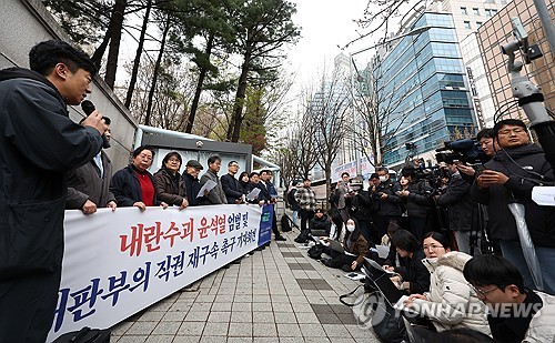 Opponents of former President Yoon Suk Yeol hold a news conference in front of the Seoul Central District Court in southern Seoul on April 14, 2025. (Yonhap)