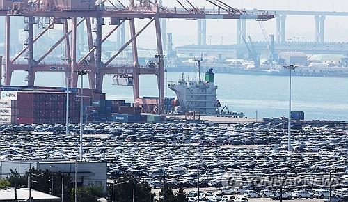 Cars for exports are parked at a port in South Korea's city of Pyeongtaek, Gyeonggi Province, on April 29, 2025. (Yonhap)