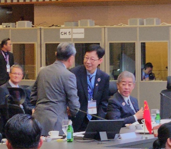 Vice FM Park has brief exchanges with FMs of China, Japan at ASEAN meeting