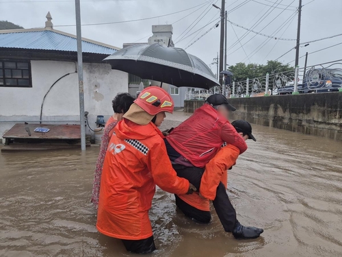 4 dead, over 1,300 evacuated as torrential rains hit central, southern regions