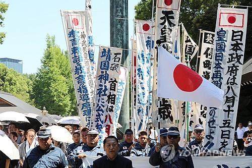 (LEAD) S. Korea voices 'deep regret' over Japan PM's offering, lawmakers' visit to war shrine