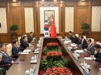 Lee's envoys vow to develop ties with China based on alliance with U.S.