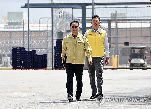 Cho Ki-joong (L), consul general at the Korean Embassy in Washington, D.C., walks out of a detention center in Folkston, Georgia, on Sept. 9, 2025. (Yonhap)