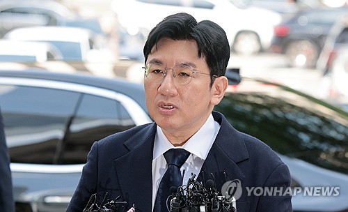 2025年9月15日、ソウル西部のソウル警察庁に到着し、記者会見するハイベのバン・シヒョク会長