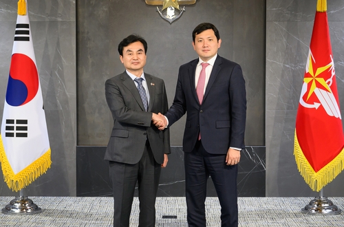 Defense chief discusses ways to advance alliance with U.S. envoy