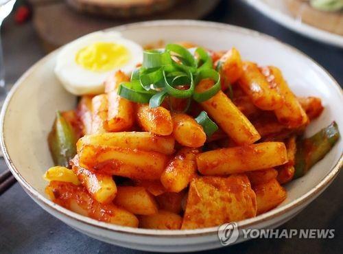 Baguette Coréenne Sélective Choisie Odeng Dans Un Bol De Tteokbokki,  Nourriture De Rue Populaire En Corée Du Sud