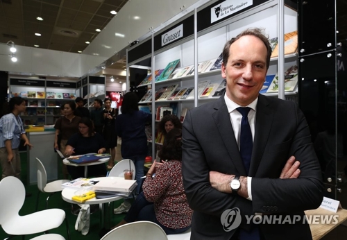  L'ambassadeur Fabien Penone au Salon du livre de Séoul pour la promotion des savoirs et des idées