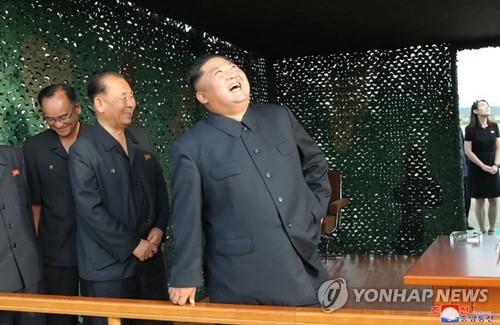 La Corée du Nord a testé le samedi 24 août 2019 un nouveau lance-roquettes multiple de très grande taille sous la direction de son dirigeant nord-coréen Kim Jong-un, rapporte le lendemain l'Agence centrale de presse nord-coréenne (KCNA). Cette photo montre Kim Jong-un assistant aux tirs et sa sœur cadette Kim Yo-jong (à droite). (Capture d'écran du site de la KCNA) (Utilisation en Corée du Sud uniquement et redistribution interdite)