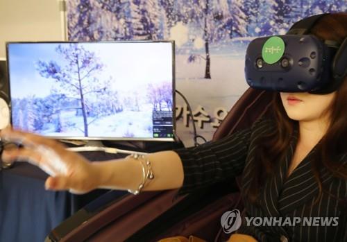 Une femme porte un casque de réalité virtuelle le 19 juillet 2019 au cours du Seoul International Imagination Industry Conference & Forum à Séoul. 