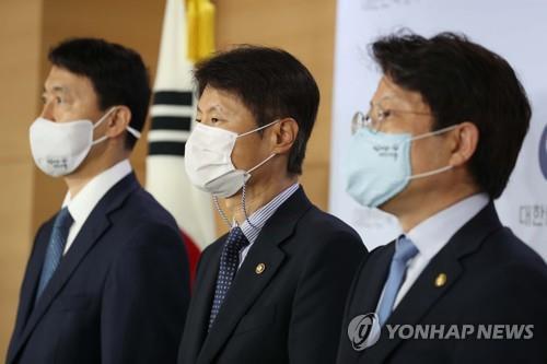 Le vice-ministre de la Santé et des Affaires sociales Kim Ganglip (au centre) donne un point de presse sur la grève des médecins le vendredi 28 août 2020, au complexe gouvernemental à Séoul.