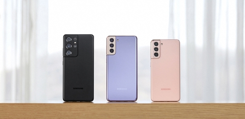 Les modèles de smartphones Galaxy S21 de Samsung Electronics. De gauche à droite, le S21 Ultra, le S21+ et le S21. (Photo fournie par Samsung Electronics. Revente et archivage interdits)