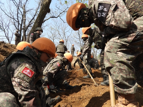 Des soldats sud-coréens mènent une opération d'excavation de restes de soldats et d'objets laissés durant la guerre de Corée à la crête Arrowhead à Cheorwon dans la province du Gangwon. (Photo fournie par le ministère de la Défense. Revente et archivage interdits)