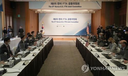 Le ministre du Commerce Yeo Han-koo (2e à partir de la gauche), discute avec la représentante américaine au commerce Katherine Tai (3e à partir de la droite), lors de la réunion du comité conjoint de l'accord de libre-échange Corée-etats-Unis, dans un hôtel de Séoul, le 19 novembre 2021. 