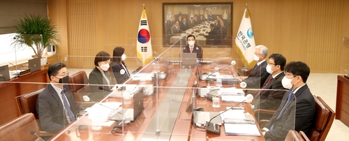 Le gouverneur de la Banque de Corée (BOK) Lee Ju-yeol (au centre) préside une réunion de fixation des taux, le 25 novembre 2021. (Photo fournie par la BOK. Revente et archivage interdits)