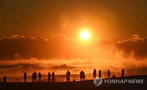 Un lever du soleil sur la plage Gangmun à Gangneung, dans la province du Gangwon. 