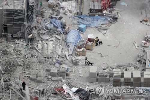 Une opération de recherche est en cours le 13 janvier 2022, après l'effondrement d'une façade d'un grand immeuble en construction dans la ville méridionale de Gwangju, le 13 janvier 2022.
