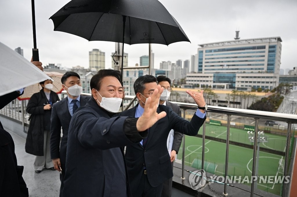Le président élu Yoon Suk-yeol (à g.) visite le samedi 19 mars 2022 l'enceinte du ministère de la Défense dans l'arrondissement de Yongsan. (Photo fournie par le Parti du pouvoir du peuple. Revente et archivage interdits)