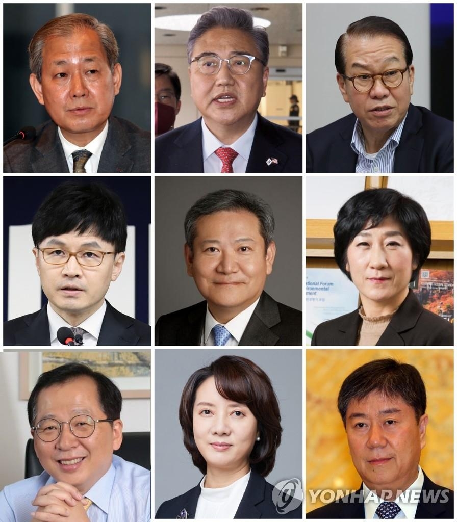 Photomontage montrant huit ministres désignés et le secrétaire général du bureau présidentiel que le président élu Yoon Suk-yeol a annoncés le 13 avril 2022 : (de la g. dans le sens des aiguilles d'une montre dans les 2 premiers rangs) ministre de l'Education désigné Kim In-chul, ministre des Affaires étrangères désigné Park Jin, ministre de l'Unification désigné Kwon Young-se, ministre de l'Environnement désignée Han Wha-jin, ministre de l'Intérieur et de la Sécurité désigné Lee Sang-min et ministre de la Justice désigné Han Dong-hoon. (de la g. dans le 3e rang) ministre des Océans et de la Pêche désigné Cho Seung-hwan, ministre des PME et des Start-Up désignée Lee Young et secrétaire général du bureau présidentiel Kim Dae-ki. 