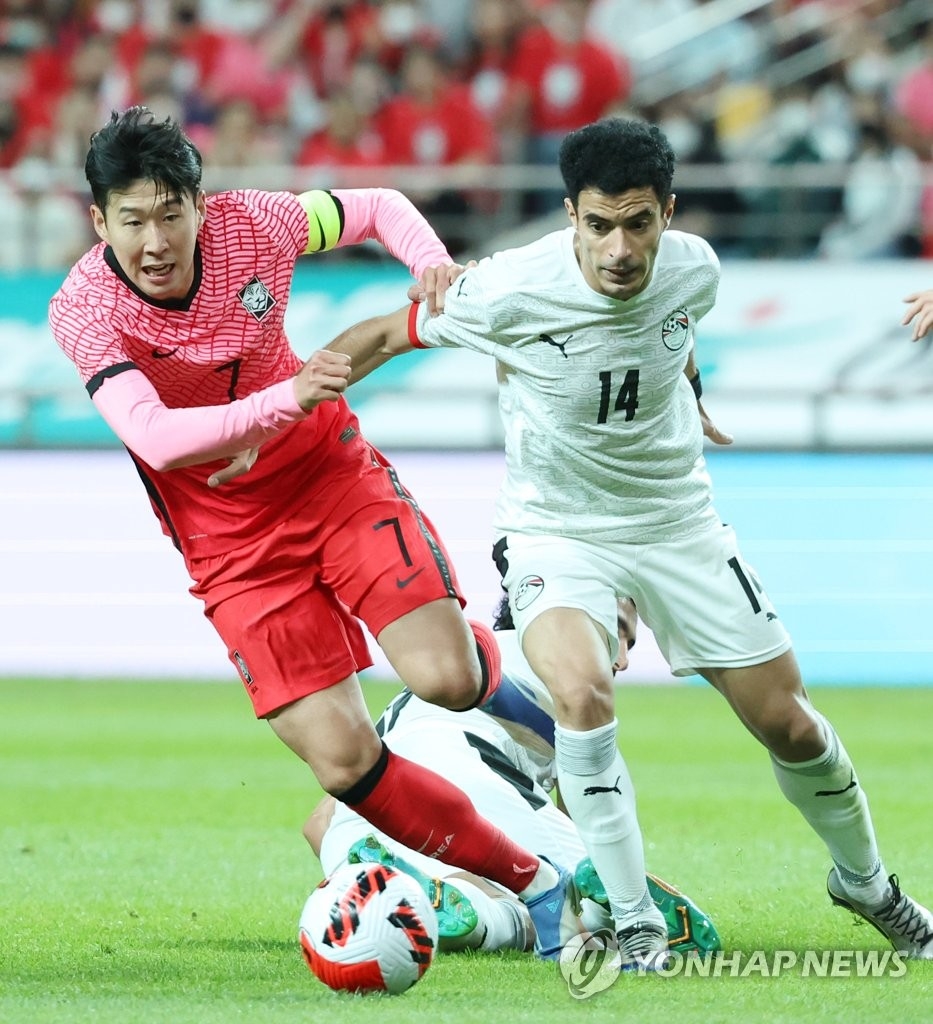 Son Heung-min et Omar Gaber se disputent le ballon pendant le match amical de football entre les deux pays au Seoul World Cup Stadium, le 14 juin 2022. (Yonhap)