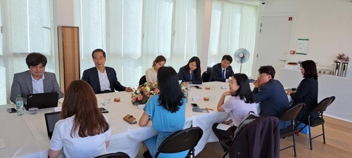 Le Premier ministre Han Duck-soo rencontre des journalistes après la présentation de la candidature de la Corée du Sud en vue d'accueillir l'Exposition universelle de 2030 à la ville de Busan le mardi 21 juin 2022 à Paris. (Photo fournie par le bureau du Premier ministre. Revente et archivage interdits) 