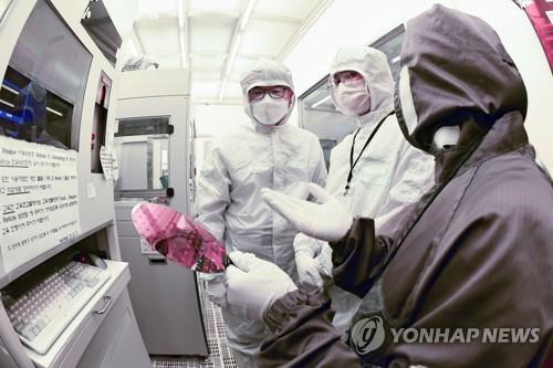 Le vice-ministre de l'Education, Jang Sang-yoon, inspecte un institut de recherche sur les semi-conducteurs à l'université nationale de Séoul, le 20 juin 2022.