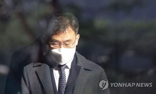 Kim Man-bae arrive au Parquet central du district de Séoul le lundi 9 janvier 2023 pour être interrogé sur un scandale de corruption lié au projet de développement foncier hautement lucratif. 