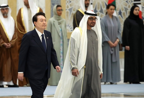 Le président Yoon Suk Yeok et le président émirien Mohammed ben Zayed Al Nahyane passent en revue la garde d'honneur lors de la cérémonie d'accueil officielle pour la visite d'Etat du premier aux Emirats arabes unis (EAU), au palais présidentiel à Abou Dhabi, le dimanche 15 janvier 2023.