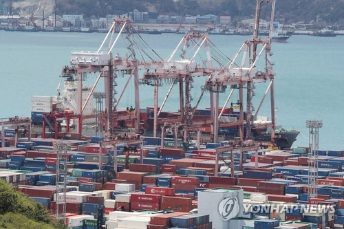 Le terminal de conteneurs sur le quai Sinseondae du port de Busan fonctionne à plein régime, le vendredi 1er avril 2022. (Photo d'archives Yonhap)
