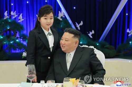 Le dirigeant nord-coréen Kim Jong-un et sa fille Kim Ju-ae lors d'un banquet pour fêter le 75e anniversaire de la fondation de l'Armée populaire de Corée (APC), a rapporté le mercredi 8 février 2023 l'Agence centrale de presse nord-coréenne (KCNA). 