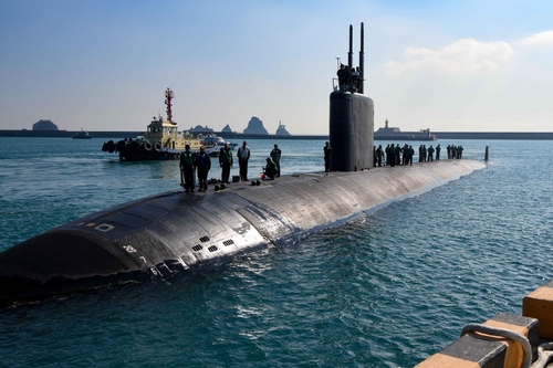 L'USS Springfield, sous-marin à propulsion nucléaire américain, arrive à la base navale de la ville portuaire de Busan, dans le sud-est de la Corée du Sud. (Photo provenant du compte sur un réseau social de la 7e flotte américaine. Revente et archivage interdits)