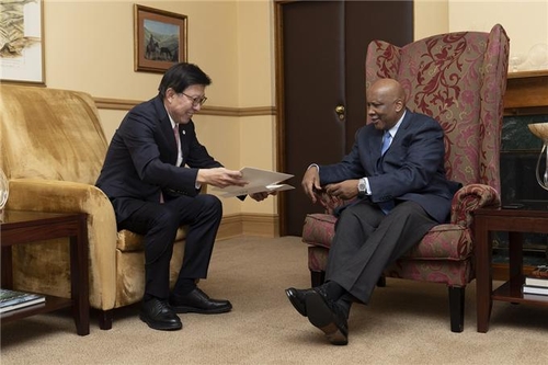 Le maire de Busan, Park Heong-joon (à g.), s'entretient avec le roi Letsie III du Lesotho pour lui demander son soutien à la candidature de la Corée du Sud à l'organisation de l'Exposition universelle de 2030, le vendredi 24 février 2023 (heure africaine). (Photo fournie par la mairie de Busan. Revente et archivage interdits)