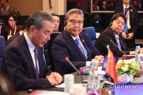 Les chefs de la diplomatie de la Corée du Sud, du Japon et de la Chine réunis en Indonésie en juillet 2023. (Photo d'archives Yonhap)