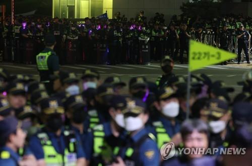 La police va interdire les rassemblements et les manifestations de minuit à 6 heures du matin