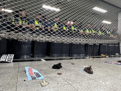 La police ferme les deux sorties de la station de métro près du Parlement