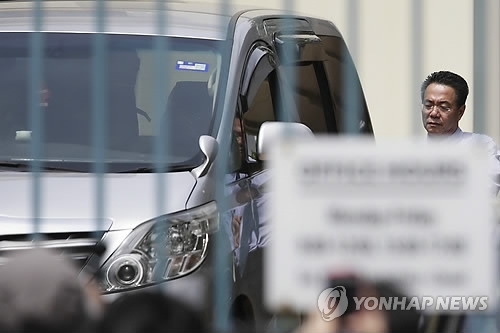 マレーシアの北朝鮮大使館に出入りする関係者＝（ＥＰＡ＝聯合ニュース）