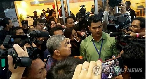 クアラルンプール国際空港で報道陣の質問を受けるマレーシア警察のカリド・アブバカル長官＝２４日、クアラルンプール（聯合ニュース）