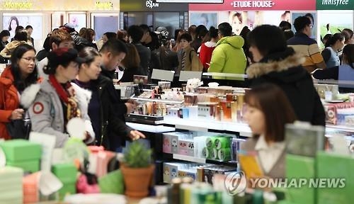 中国人観光客で混雑するロッテ免税店＝２日、ソウル（聯合ニュース）