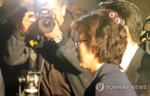 カーラーを巻いたまま憲法裁に入る所長代行の李貞美（イ・ジョンミ）裁判官＝１０日、ソウル（聯合ニュース）