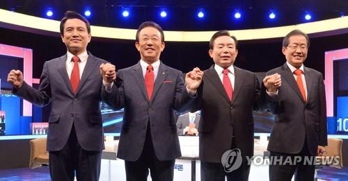 テレビ討論会に出席した自由韓国党の候補たち。右端が洪氏＝２８日、ソウル（聯合ニュース）